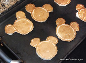 I {Heart} You Pancakes {Create fun pancake shapes with this simple tutorial from OneCreativeMommy.com} #valentine
