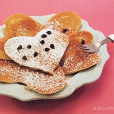 I {Heart} You Pancakes {Create fun pancake shapes with this simple tutorial from OneCreativeMommy.com} #valentine