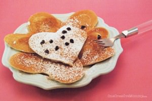 I {Heart} You Pancakes {Create fun pancake shapes with this simple tutorial from OneCreativeMommy.com} #valentine