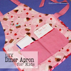 DIY Reversible Kids Diner Apron Tutorial {OneCreativeMommy.com} Add this to your kitchen set for hours of waitressing fun!