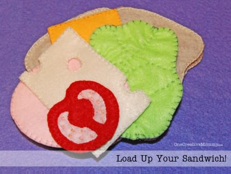 Felt Food Sandwich with free printables from OneCreativeMommy {Pick your sandwich combo from turkey, cheese, PB&J, and veggies}