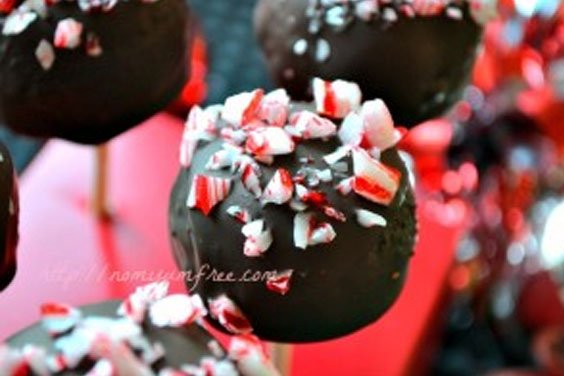 Amazing chocolate peppermint candy cane cake pops! Yum.