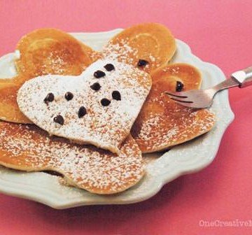 I {Heart} You Pancakes {Create fun pancake shapes with this simple tutorial from OneCreativeMommy.com} #valentine