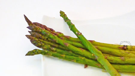 Roasted Asparagus with Garlic and Balsamic Vinegar from OneCreativeMommy.com {Sweet and Tangy--Yum!}