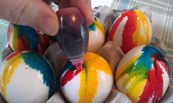 How to Make Tie Die Easter Eggs from Family Frugal Fun{Unique Easter Decorating Ideas from OneCreativeMommy.com}