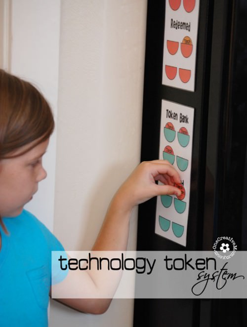 Setting Technology Limits for Kids -- Kids spending too much time gaming this summer? Help them choose other options by limiting their time with technology {Tips and Free Technology Token System Printables from OneCreativeMommy.com} #activeparenting