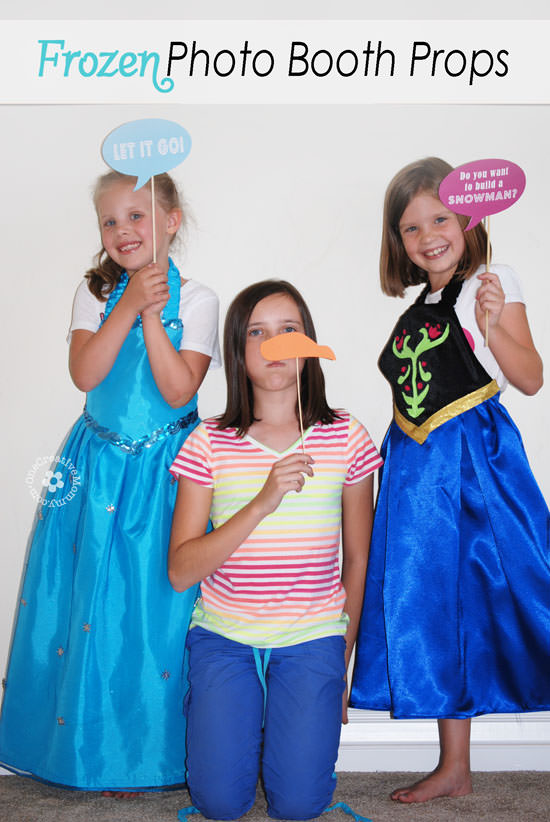 Frozen Photo Booth Props {Free Printables from OneCreativeMommy.com} #frozenparty