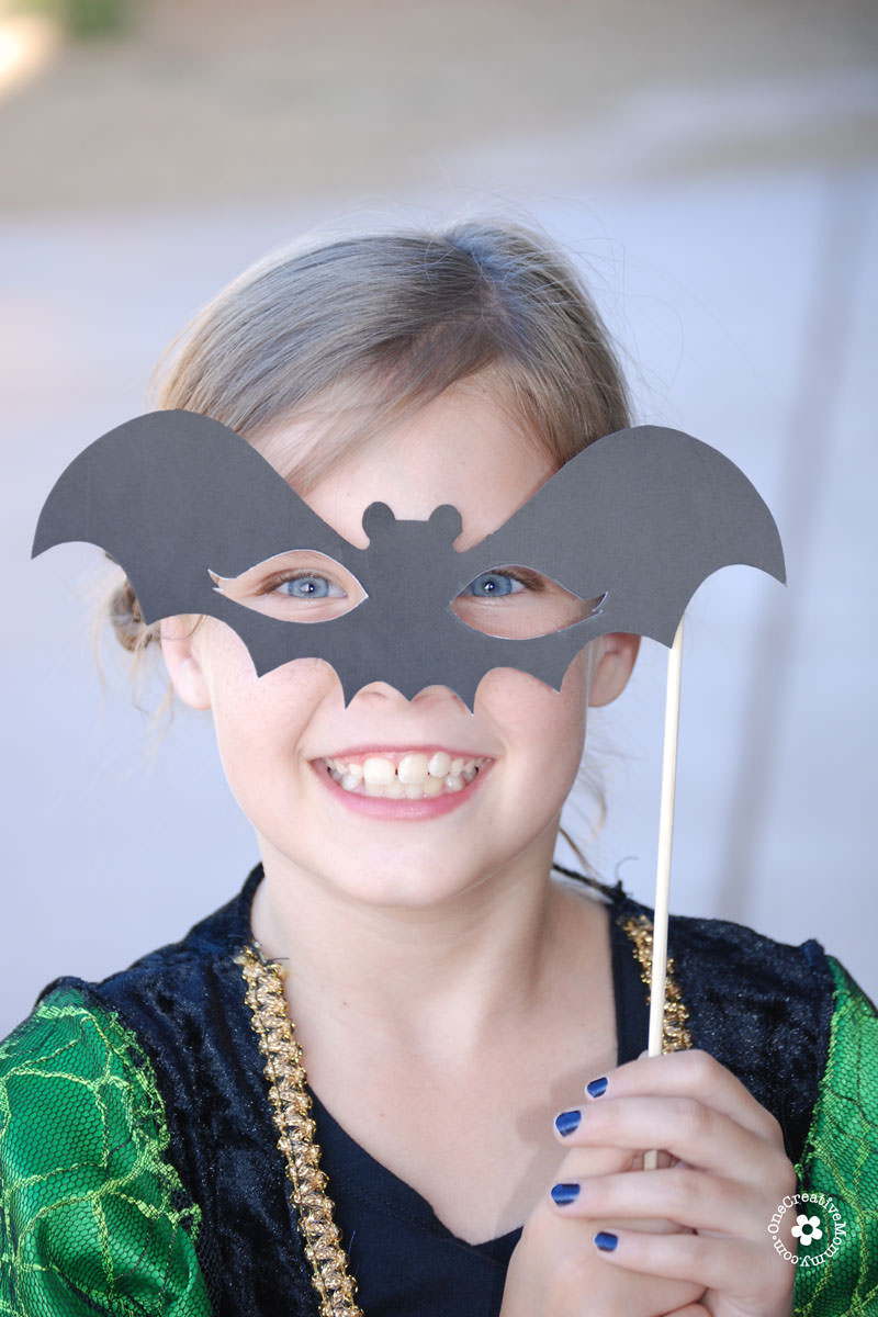 Free Printable Halloween Photo Booth Props {OneCreativeMommy.com} Perfect for parties or for hamming it up before trick-or-treating!