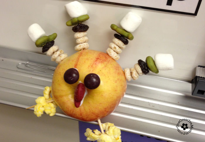 Easy Thanksgiving Snack & Kids Craft {This apple turkey is perfect for home, preschool, or a class party!} OneCreativeMommy.com 