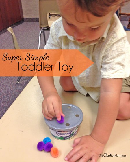 Keep kids busy with this simple to make toddler toy! - onecreativemommy.com