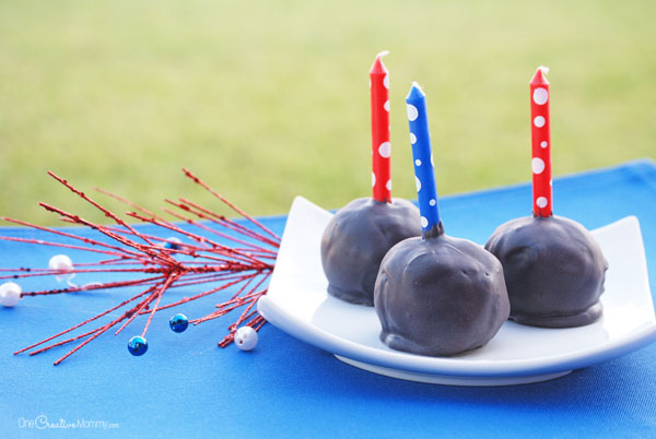 Love these easy 4th of July Cake Pops! With a candle, they're like mini firecrackers. So cute! {OneCreativeMommy.com}