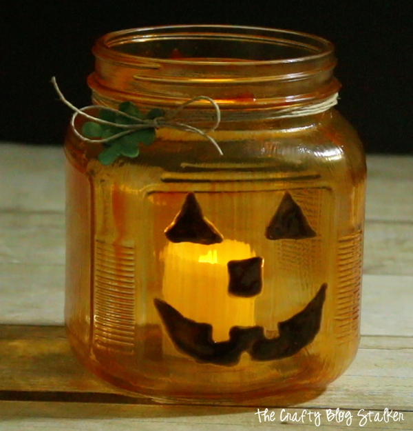 Jack O-Lantern Jar | Easy and Fun Halloween craft and decor idea from The Crafty Blogstalker {OneCreativeMommy.com} Spooktastic September