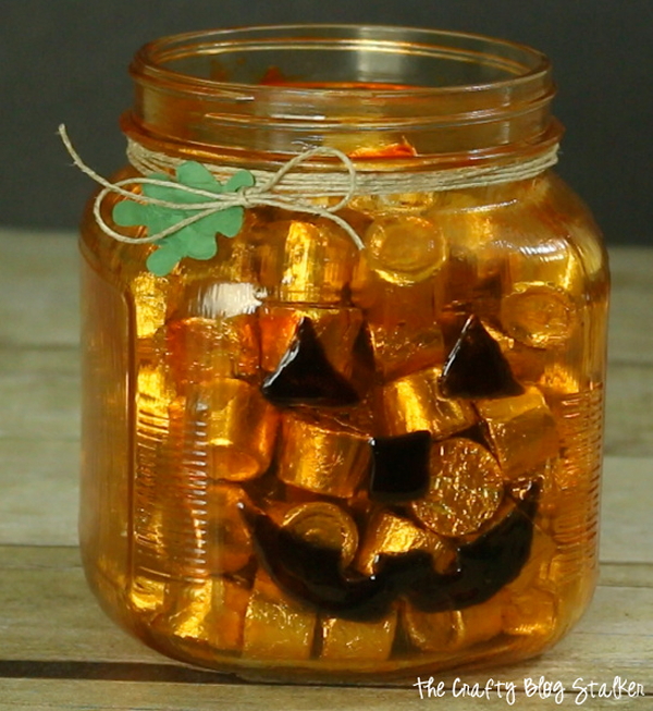 Jack O-Lantern Jar | Easy and Fun Halloween craft and decor idea from The Crafty Blogstalker {OneCreativeMommy.com} Spooktastic September