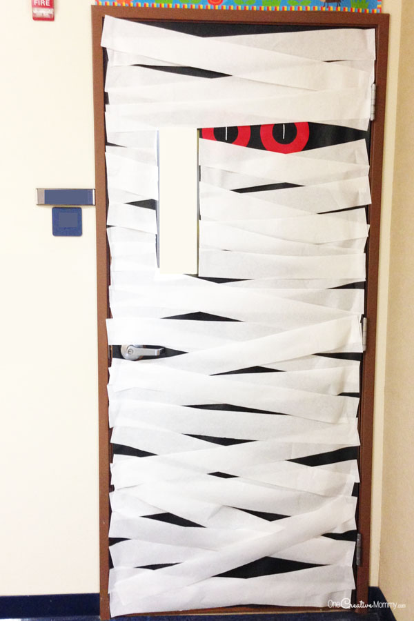 Mummy Wrapped Door| Quick and Easy Halloween Classroom Door Decorations {OneCreativeMommy.com}