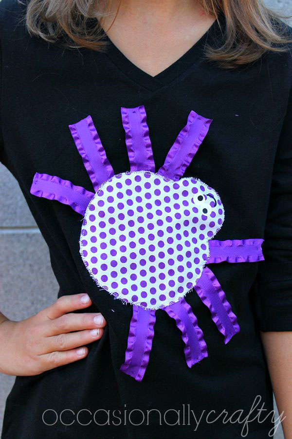 I love this cute and easy ribbon spider Halloween shirt! Such an easy DIY to make with kids! {Occasionally Crafty guest post on OneCreativeMommy.com} Great Halloween Craft!