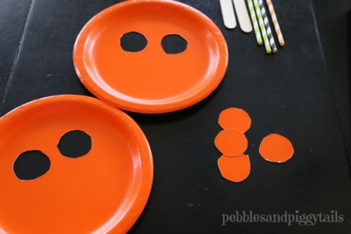 Easy Paper Plate Pumpkin Mask - onecreativemommy.com