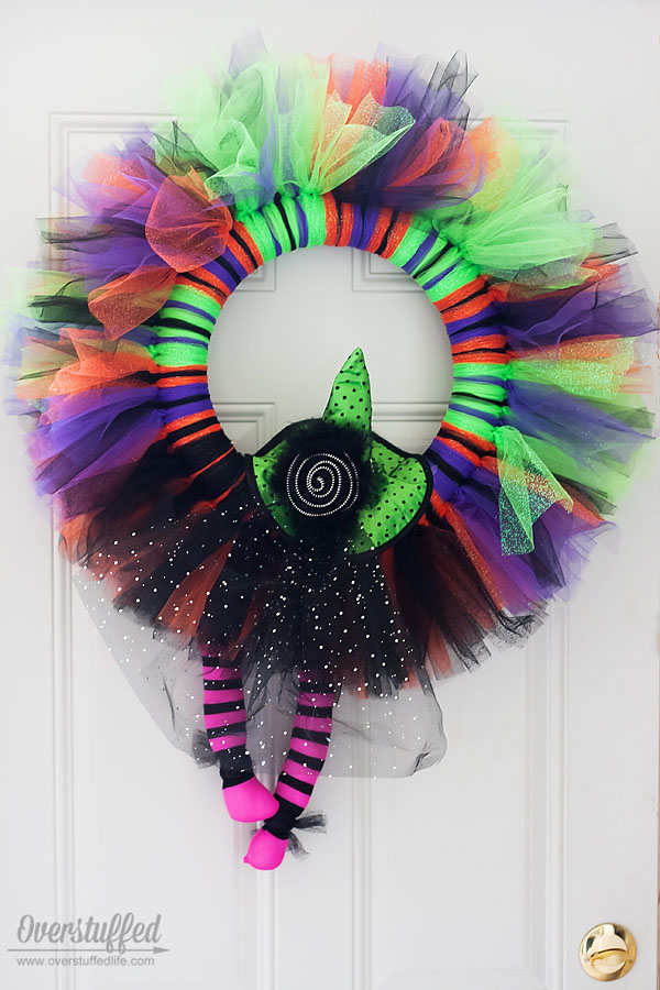 Cute and easy witchy Halloween wreath {by Lara at Overstuffed on OneCreativeMommy.com} Love this cheerful idea for Halloween decor!
