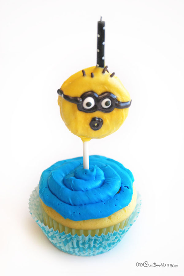 Chocolate Dipped Oreos make these Minion Cupcakes two treats in one! {OneCreativeMommy.com} Fun Minion Party Idea!