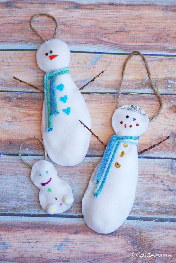 Love these felt Christmas ornaments! These adorable snowmen make cute ornaments or door hangers. Such a fun kids craft idea! {OneCreativeMommy.com}