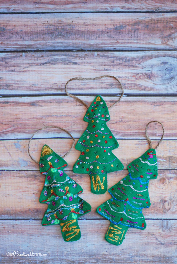 These Christmas tree door hangers and ornaments are such a fun kids craft! Perfect as Christmas ornaments or doorknob hangers. {OneCreativeMommy.com} Christmas Ornaments for Kids