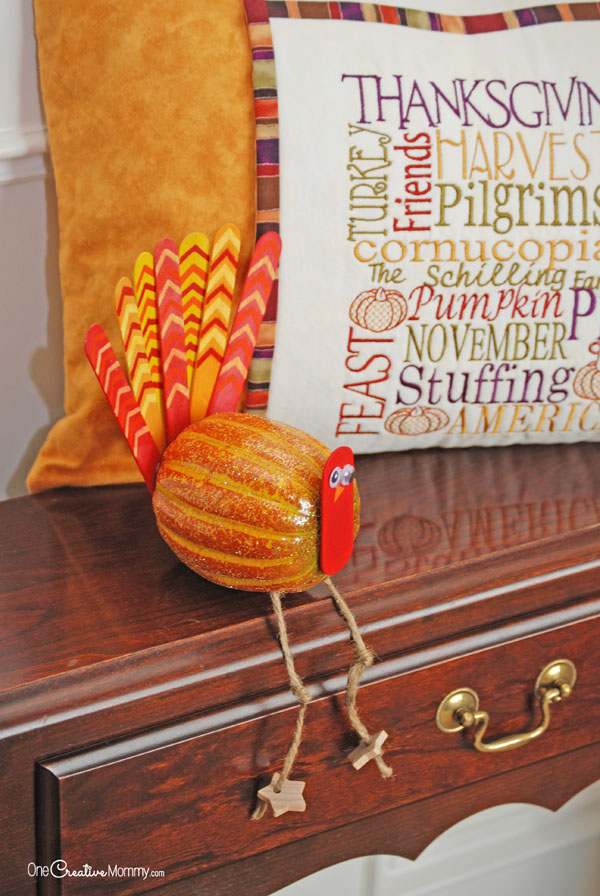 Thanksgiving crafts are so fun! Love these adorable turkeys! {OneCreativeMommy.com} Kids craft and Fall Decor