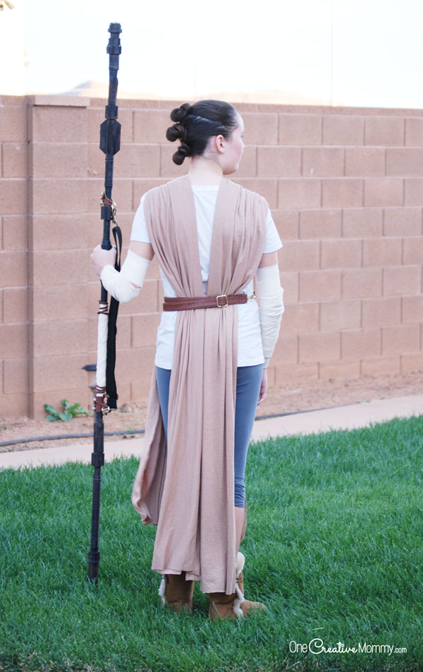 This Rey costume can be made with just a few simple materials! {OneCreativeMommy.com} Easy DIY Halloween Costume Idea