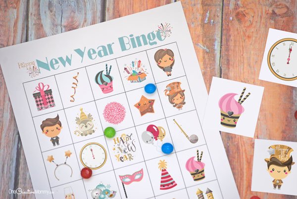 Keep the kids busy this New Year ' s Eve with Free Printable New Years Eve Bingo! {OneCreativeMommy.com} uudenvuodenaaton aktiviteetit lapsille #happynewyear #newyearseve #bingo #printable #familyfun #gamenight