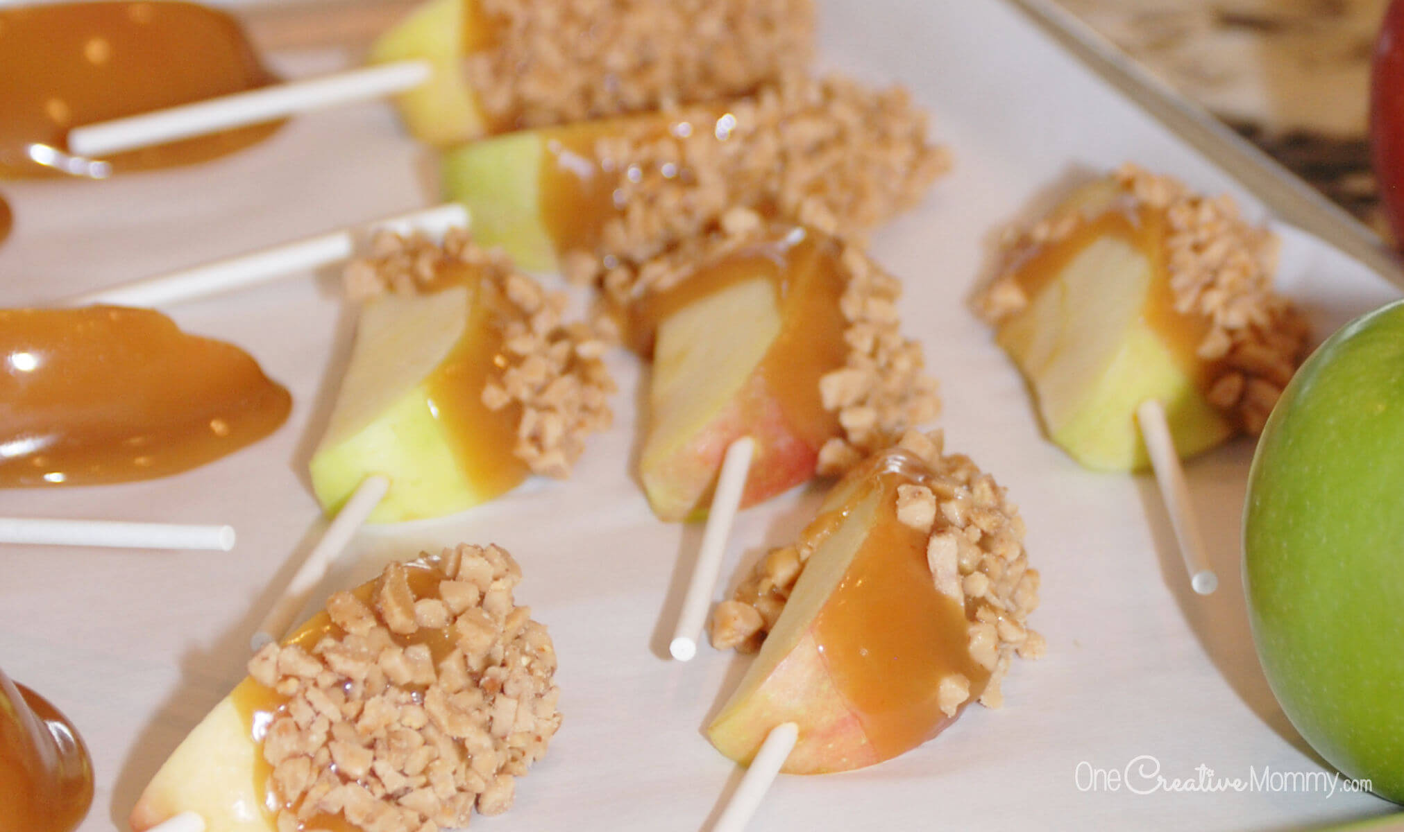 Caramel Apple Pops - onecreativemommy.com